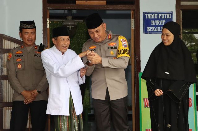 Kapolres Tulungagung Silaturahmi ke Ponpes Al Istiqosah Panggungrejo