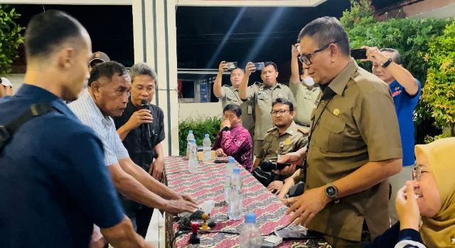 Pengurus RW 2 Dukuh Pakis Serahkan Stempel ke Pemkot Surabaya