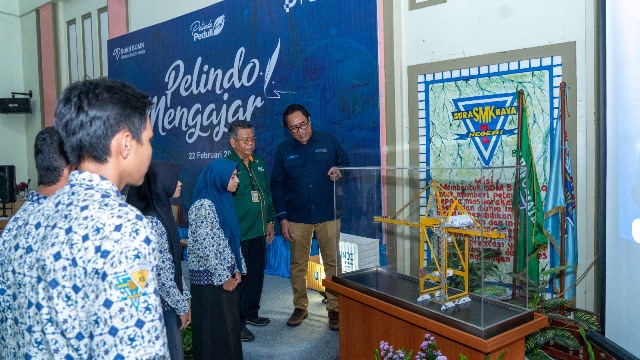 Dukung Program Pelindo Mengajar, TPS Goes to SMKN 2 Surabaya