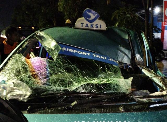 Kurang Konsentrasi, Taxi Tabrak Truk Parkir
