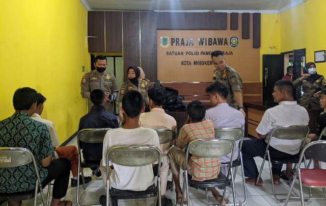 Satpol PP Kota Mojokerto Razia Pelajar Bolos