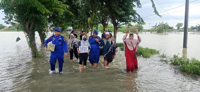 Polda Jatim dan Polres Gresik Kirim Bantuan Korban Banjir di 3 Kecamatan
