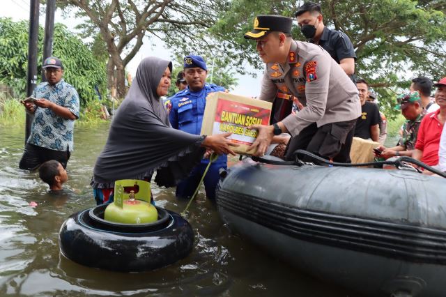 Blusukan ke Lokasi Banjir, Kapolres Gresik Salurkan Bantuan
