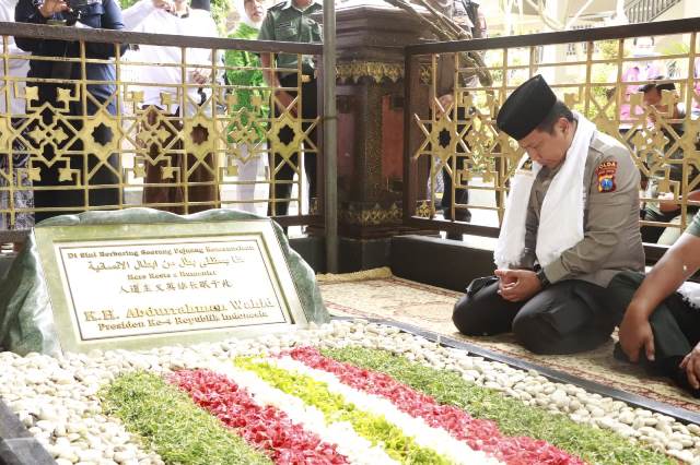 Kunjungi Ponpes Tebuireng, Forkopimda Jatim Ziarah ke Makam Gusdur