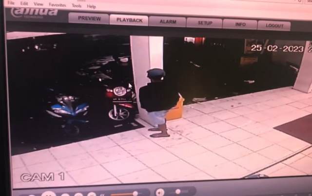 Terekam CCTV, Bandit Gasak Motor Karyawan Minimarket