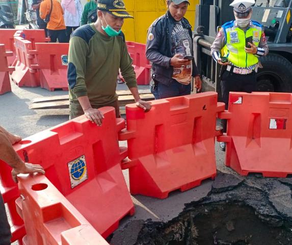 Dilewati Truk Besar, Jalan Kiai Amir Manukan Ambles