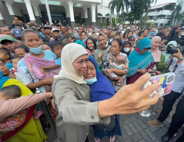 Gubernur Khofifah Bagikan 650 Paket Sembako kepada Warga Sekitar