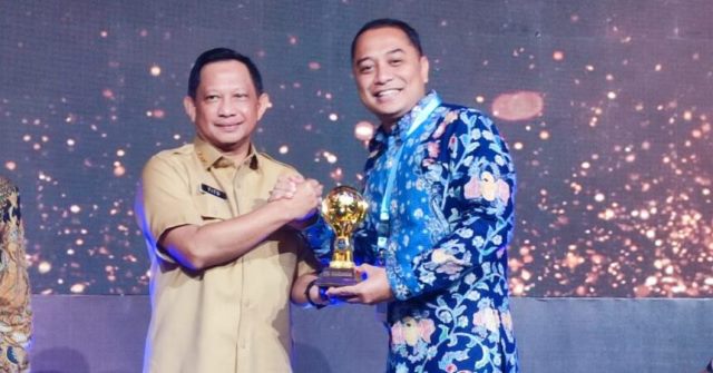 Pemkot Surabaya Terima Penghargaan UHC Award