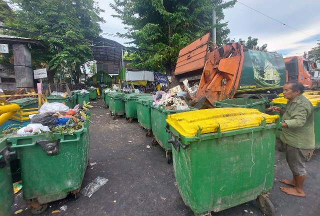 Truk Rusak, Dua Hari Sampah Menumpuk di TPS Pasar Kembang