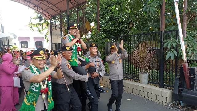 Bonek Lepas Akhmad Yusep Gunawan Jadi Wakapolda Jawa Timur