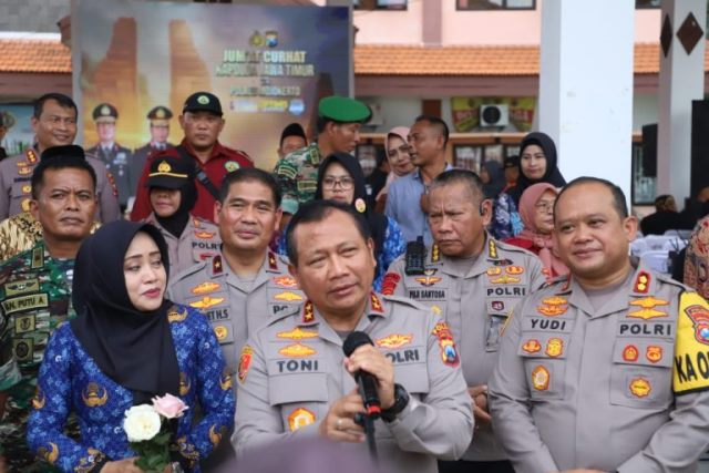 Jumat Curhat, Kapolda Jatim Berikan Layanan Kesehatan Gratis di Mojokerto