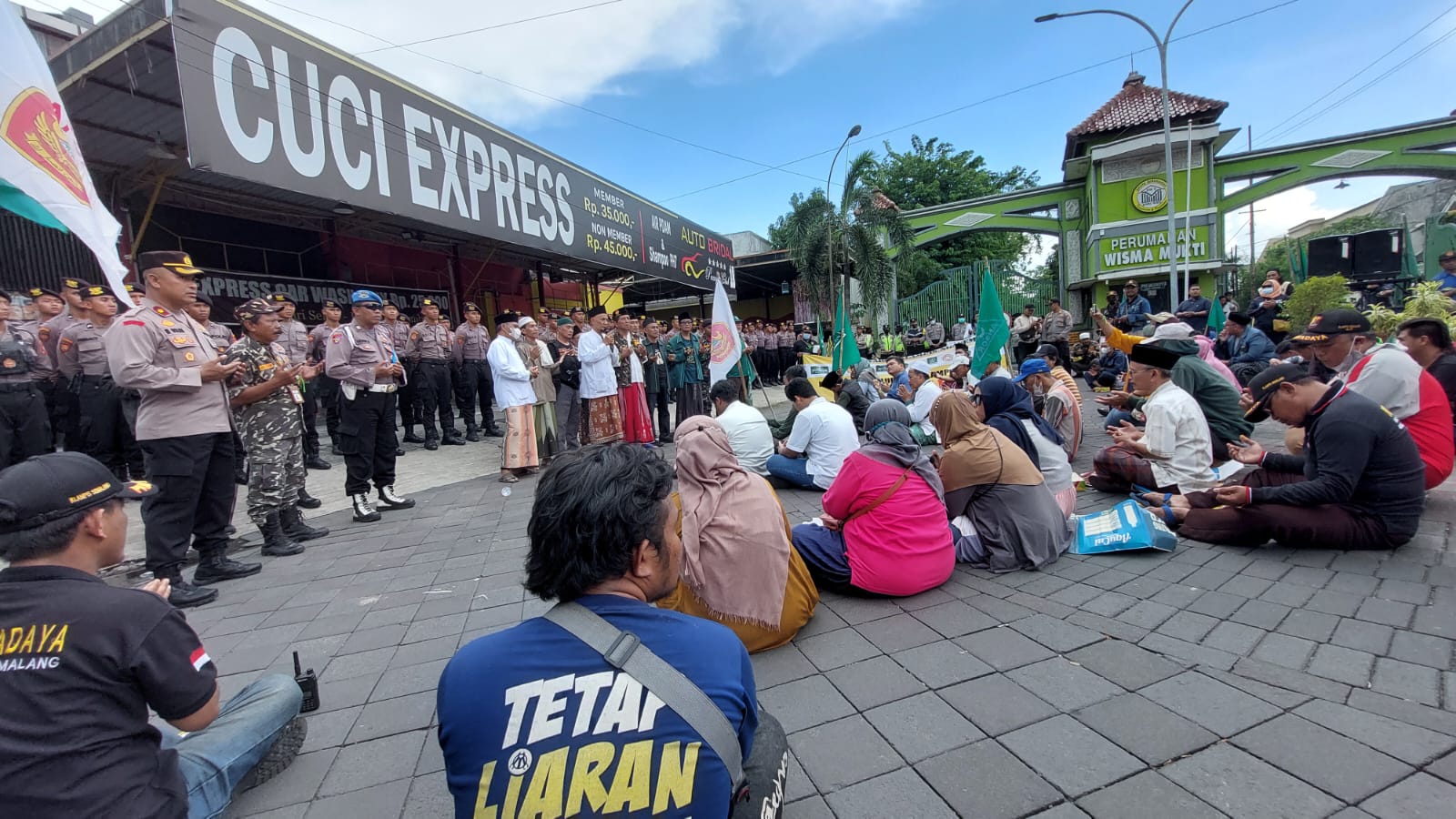 Warga Klampis Ngasem Demo Desak Penutupan Chug Bar