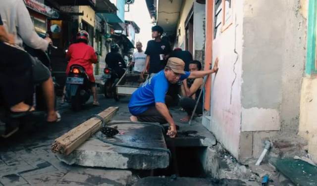 Warga Kelurahan Embong Kaliasin Kerja Bakti Bersihkan Saluran