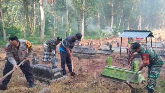 Polisi Bareng TNI dan Warga Bersihkan Makam Jelang Bulan Puasa