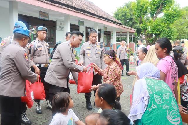 Kapolresta Sidoarjo Salurkan Sembako hingga Bahan Bangunan