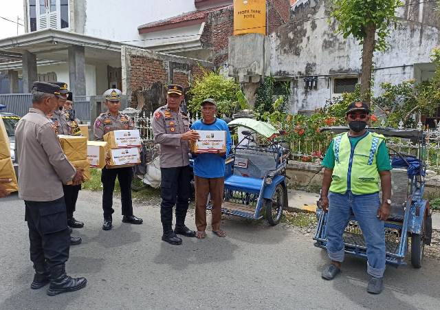 Polres Lamongan Sebar Bansos kepada Tukang Becak Kecamatan Made