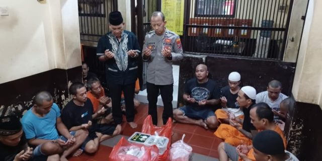 Kapolres Tulungagung Bagikan Takjil untuk Tahanan