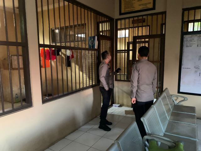 Pastikan Aman, Kapolres Kediri Kota Cek Keadaan Tahanan di Rutan Mapolres