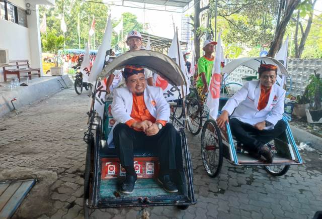 Naik Becak, PKS Surabaya Daftarkan Bacaleg ke KPU