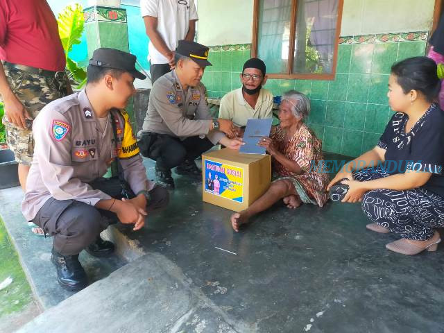 Peduli Sesama, Polisi Berikan Bantuan kepada Nenek Ringinpitu