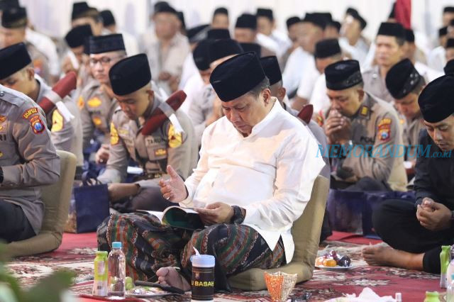Kapolda Jatim Bersama Ribuan Jemaah Hadiri Majelis Sholawat di Mapolres Malang