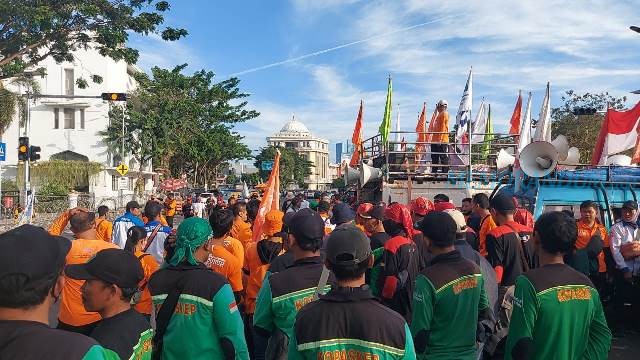 Kepung Kantor Gubernur Jatim, Buruh Tuntut Cabut Omnibus Law Cipta Kerja