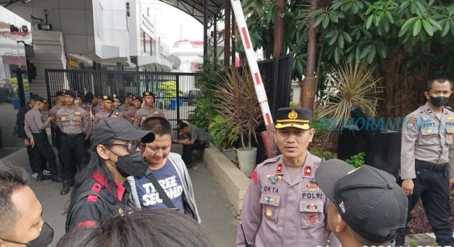 Polsek Bubutan Amankan Unras di Mapolrestabes