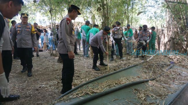 Peduli Lingkungan, Polres Bojonegoro Bersihkan Sampah Serentak di Bantaran Sungai Bengawan Solo