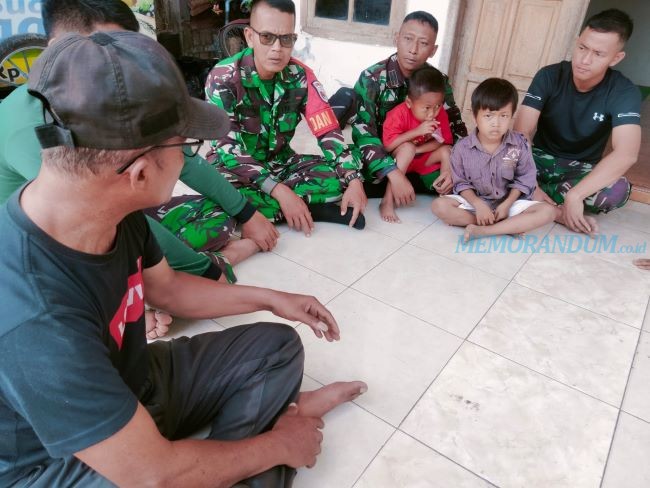 Potret Keakraban TNI dengan Warga Sekitar dalam Kegiatan TMMD