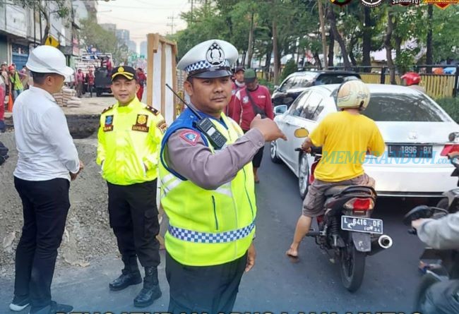 Aspal Jalan Pasar Kembang Meledak, Polsek Tegalsari Laksanakan Pengaturan Lalin