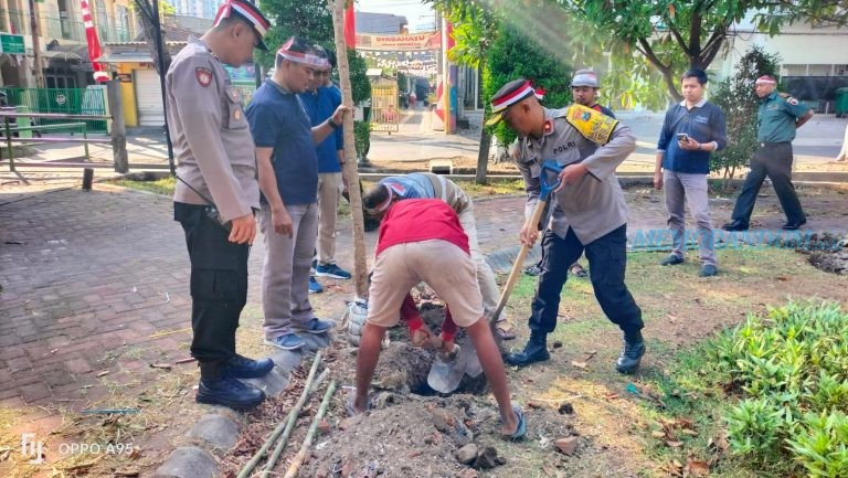 Rayakan HUT RI, Polsek Mulyorejo Tanam Pohon Produktif