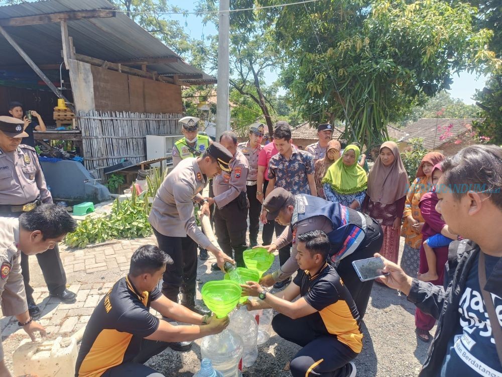 Polres Pasuruan Distribusikan 10.000 Liter Air Bersih