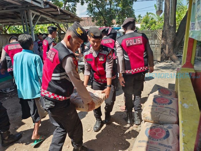 Patroli Dialogis Bersedekah, Samapta Polres Situbondo Beri Bantuan Semen di Ponpes