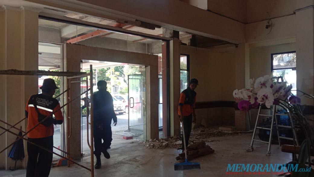 Video : Plafon Depan Gedung DPRD Surabaya Ambrol