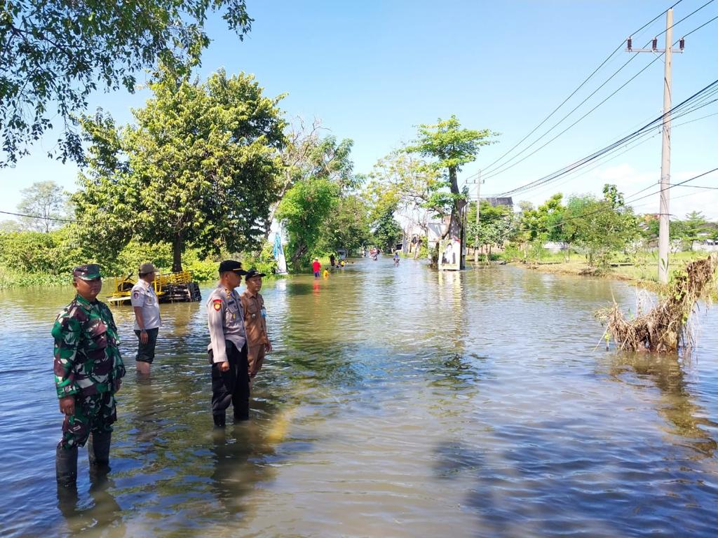 Tergenang Banjir, Jalan Raya Morowudi Gresik Ditutup, Arus Lalin Dialihkan