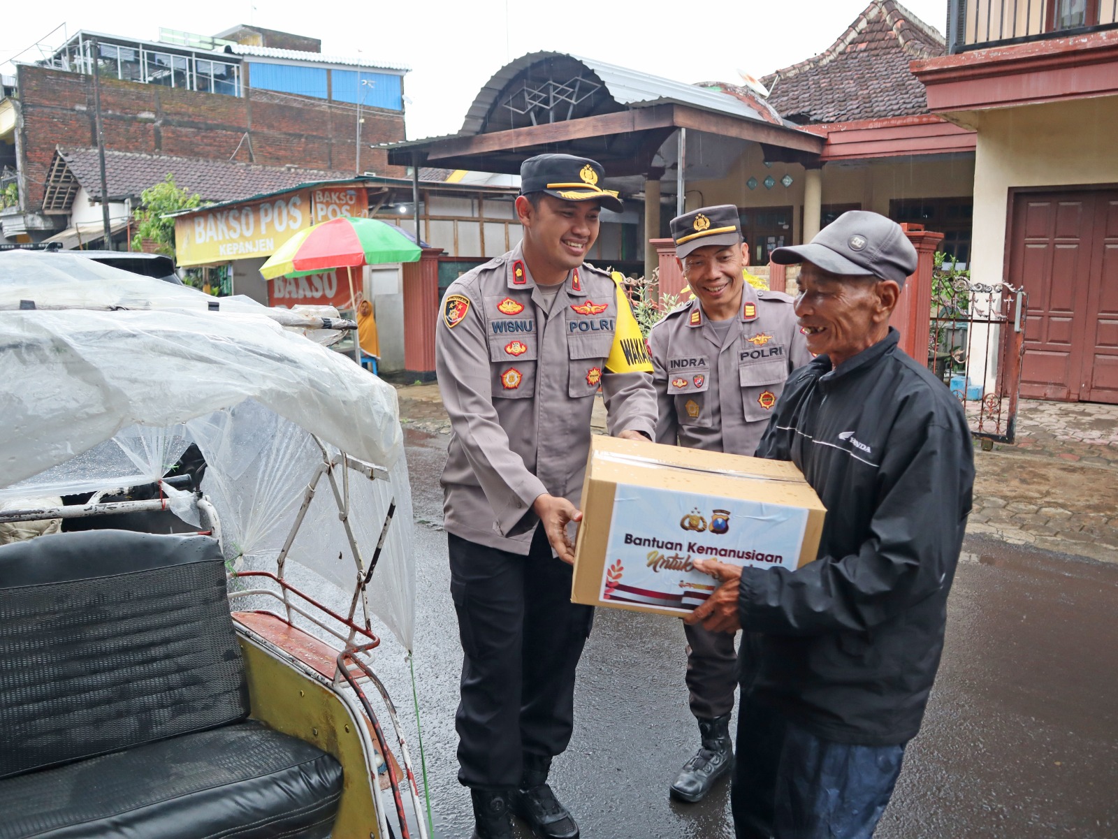 Polres Malang Bagikan Bansos