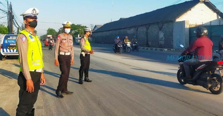 Jaga Keselamatan Bersama, Polsek Asemrowo Pantau Arus Lalin di Jalan Kalianak