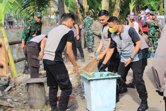 3 Pilar Kompak Bersih-Bersih Bantaran Sungai Kalimas di Alun-alun Contong Surabaya