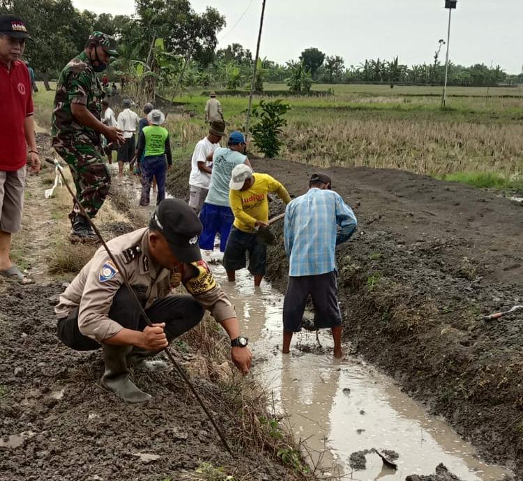 Gotong Royong Bareng Warga, Bhabinkamtibmas Polres Lamongan Bersihkan Kampung Cegah Banjir