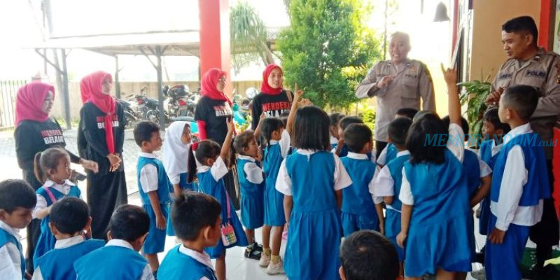 Terapkan Program Polisi Sahabat Anak, Mako Polsek Arosbaya Terima Kunjungan dan Edukasi Bocil TK-PGRI