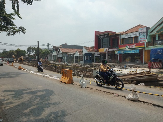 Terdampak Proyek Box Culvert,  Jalan Klakahrejo Ambles