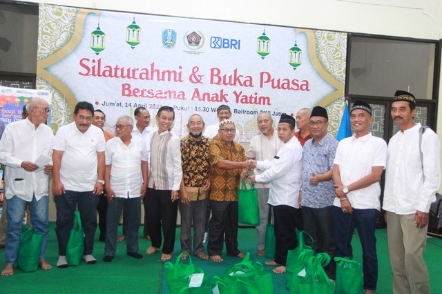 PWI Jatim Gelar Buka Bersama, Santuni Anak Yatim dan Berikan Apresiasi ke Wartawan Senior