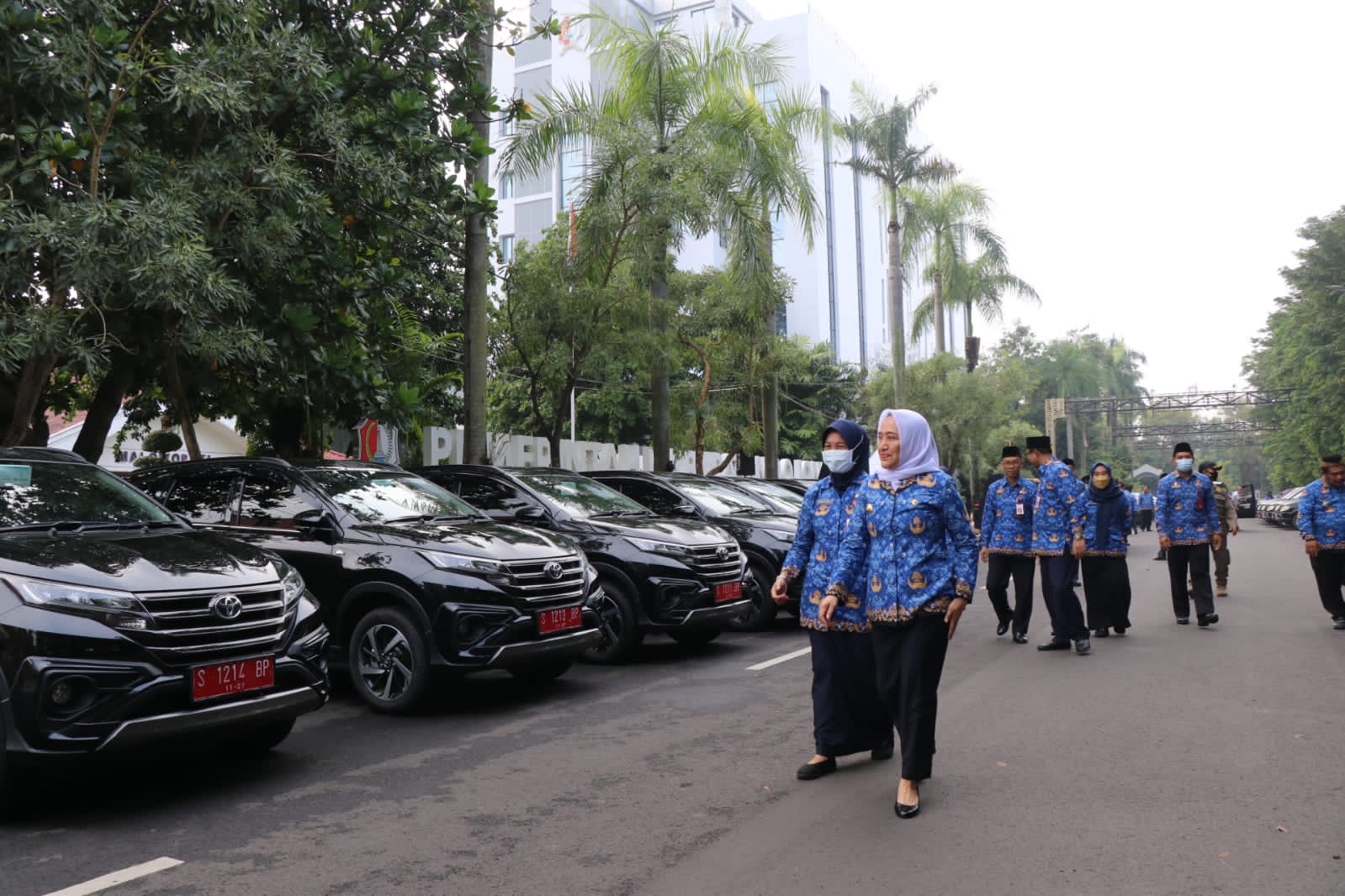 Serahkan Mobil Baru ke 28 Camat, Bupati Anna Berharap Pemerintah Kecamatan Respon Cepat Kebutuhan Masyarakat