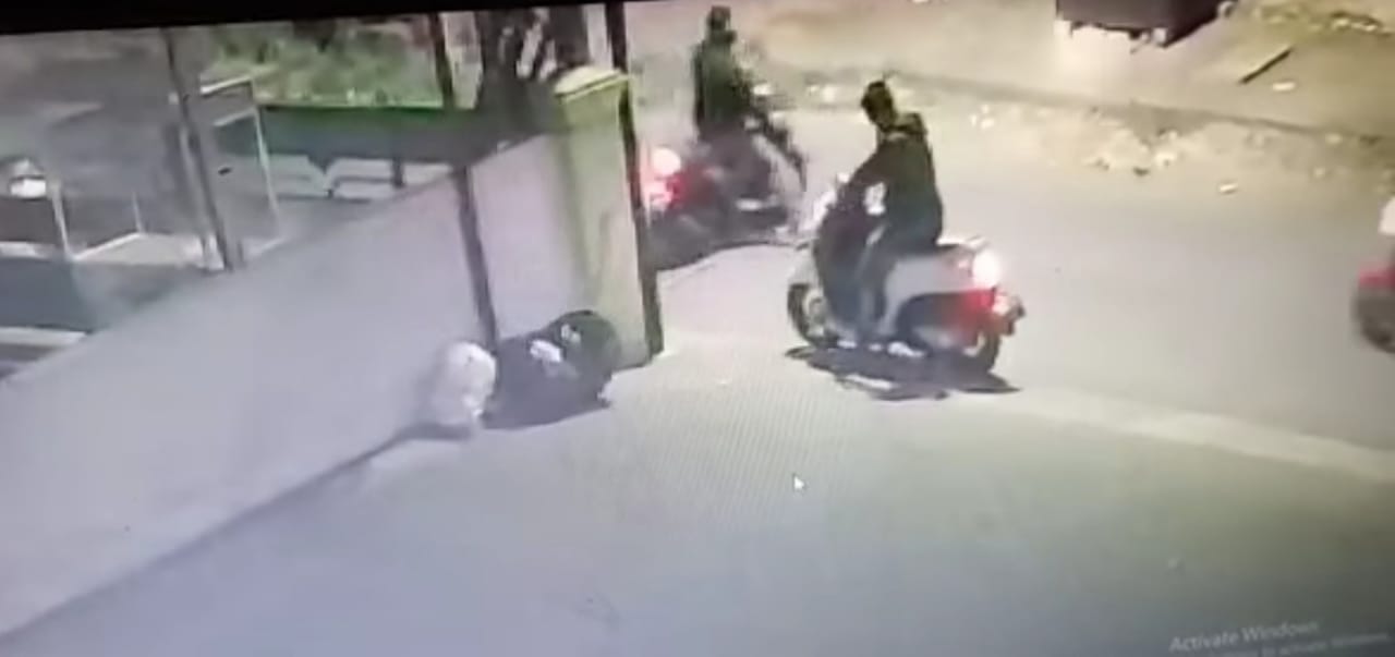 Dua Bandit Naik Scoopy Terekam CCTV Gondol Beat di Kebonsari Tengah