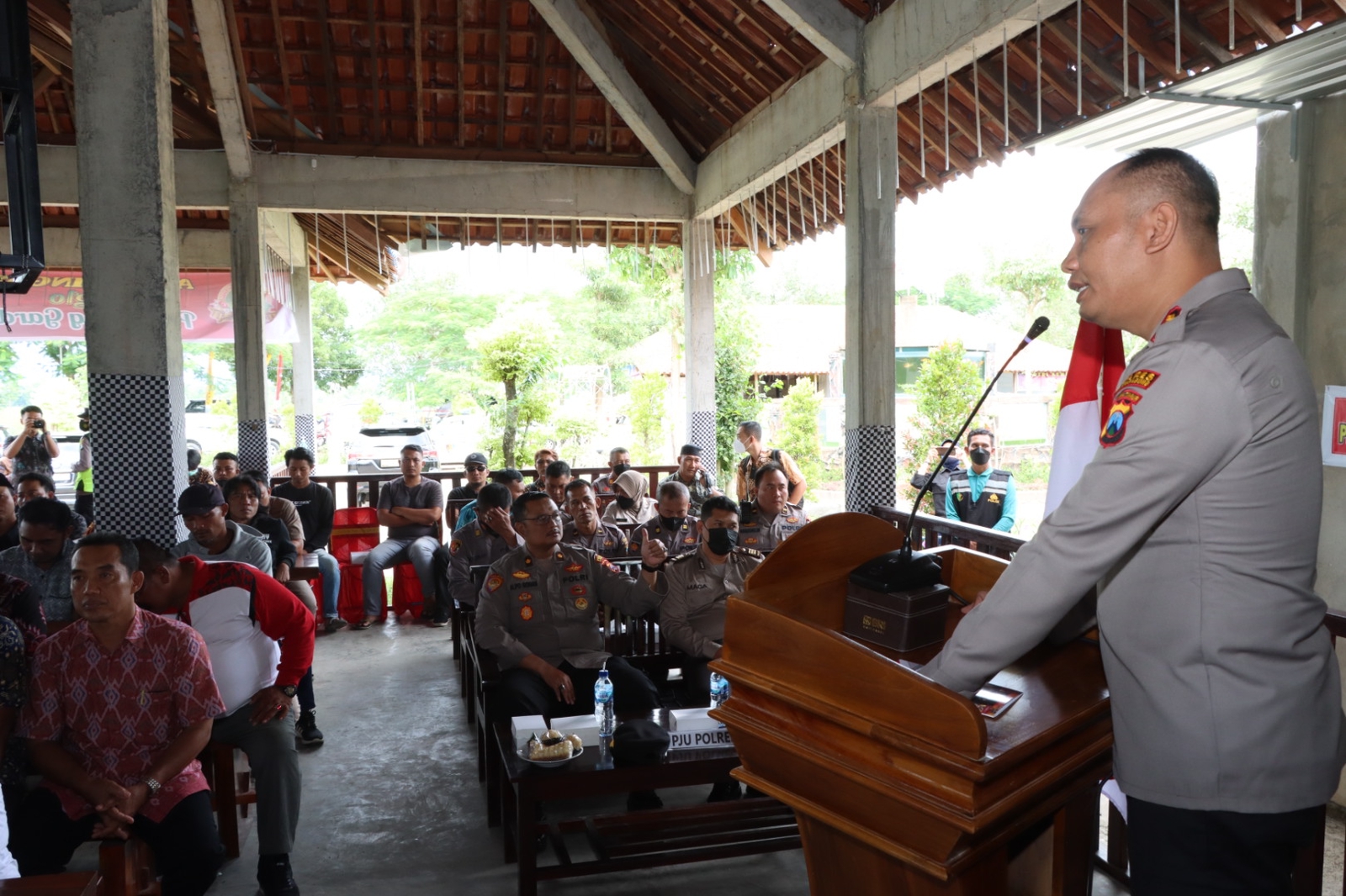 Jumat Curhat di Gesikan, Warga Sampaikan Keluhan ke Kapolres Eko Hartanto