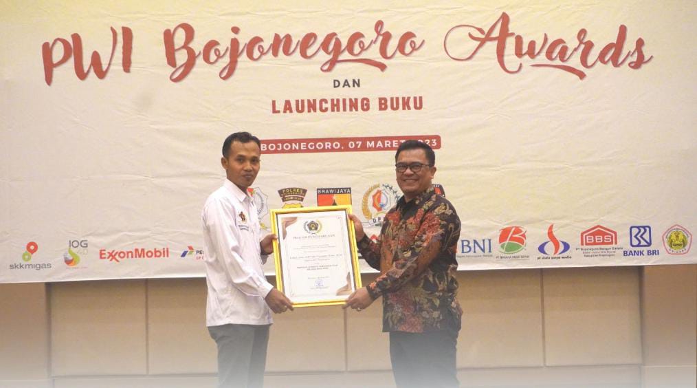 PWI Bojonegoro Beri Penghargaan Dandim 0813 Letkol Arif Yudho Purwanto Sebagai Pimpinan Lembaga yang Peduli da