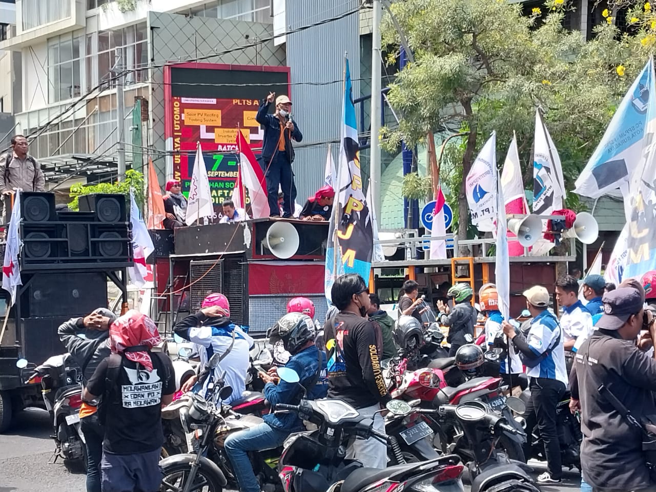 Protes BBM dan Upah Layak, Massa Buruh Penuhi Jalan Basrah