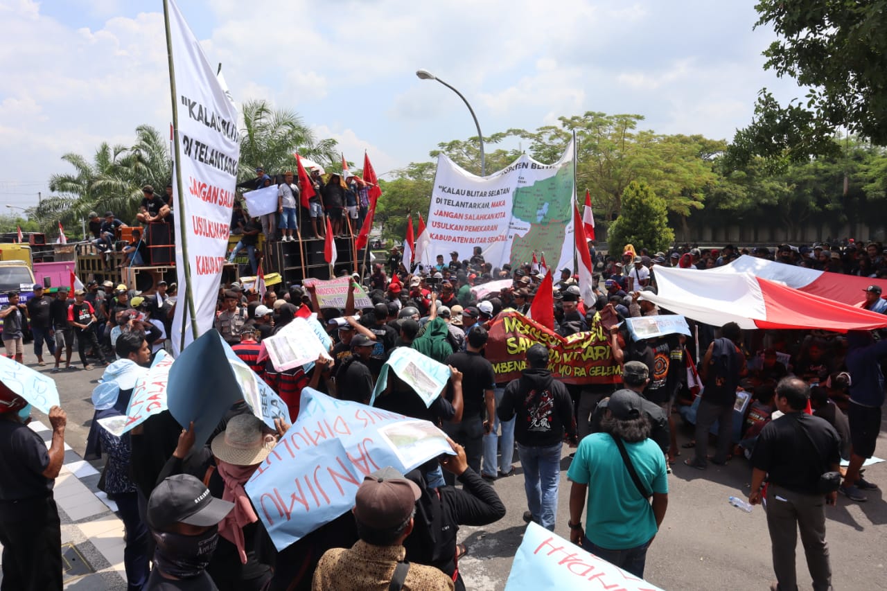 Infrastruktur Rusak, Masyarakat Blitar Selatan Demo Pemkab