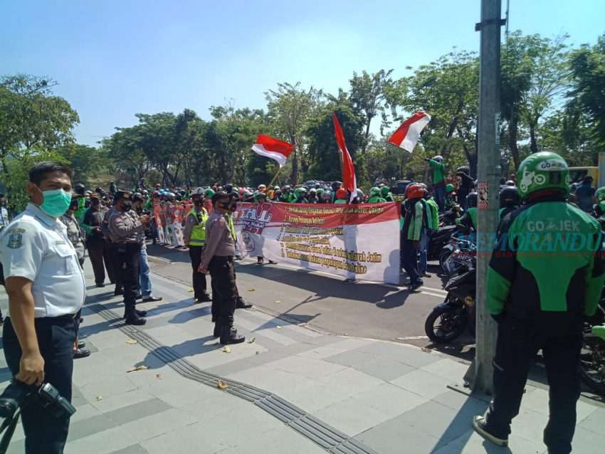 Video : Aksi Demo Ribuan Driver Ojol di Surabaya