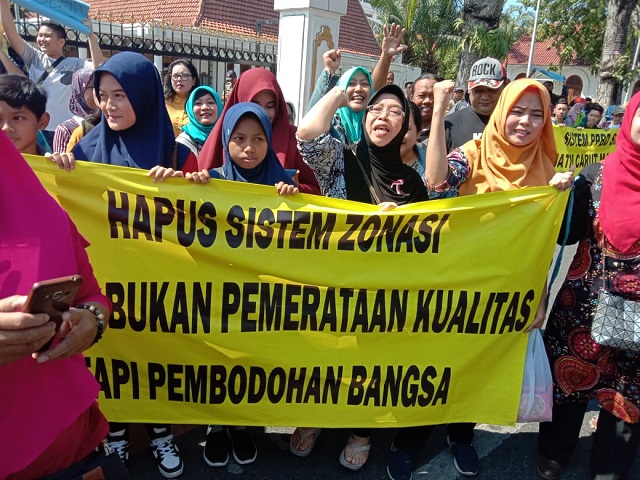 Wali Murid Demo Tolak Zonasi di Grahadi